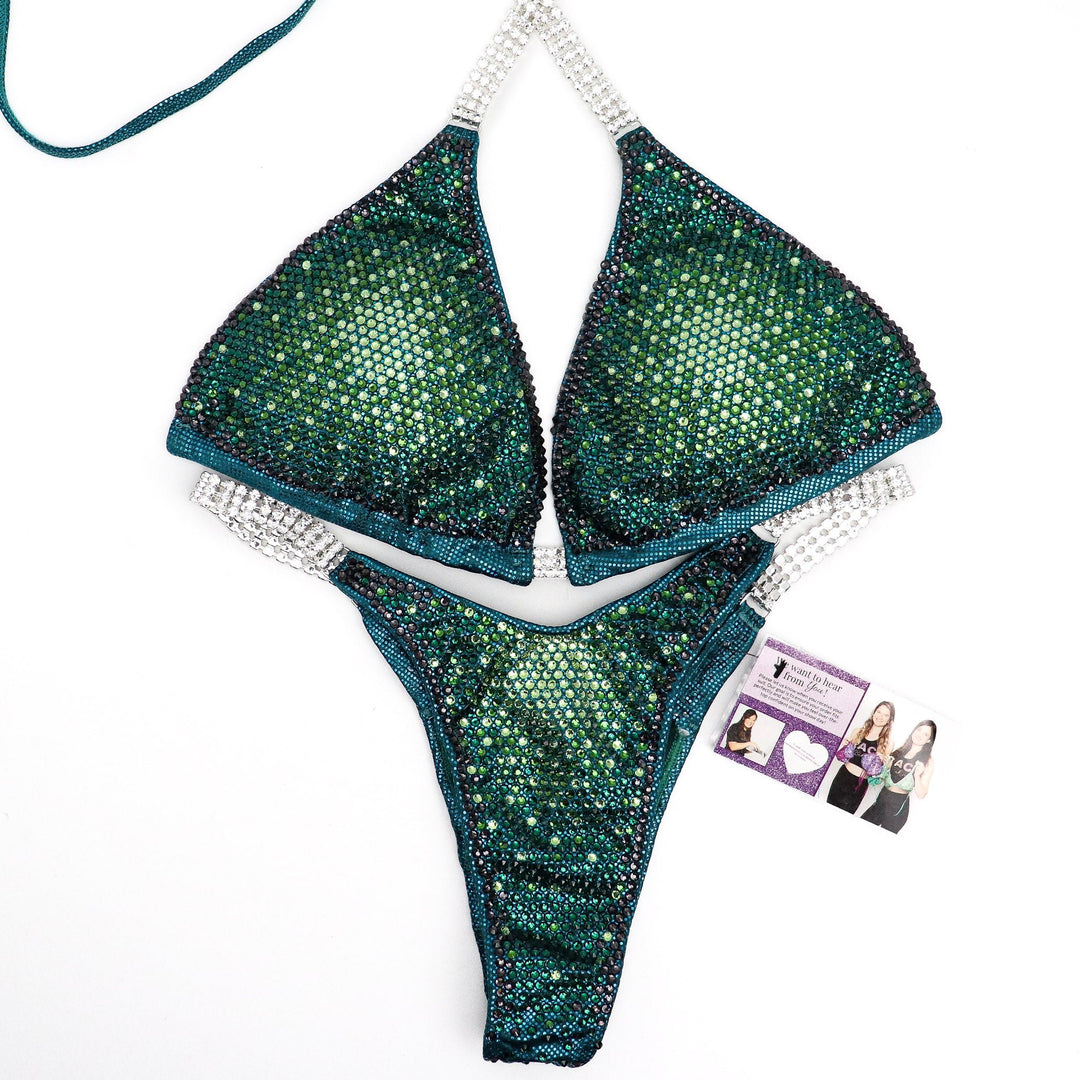 Introducing Turtle Teal Nova: a mesmerizing teal competition suit featuring a gradient of Peridot AB, Fern, Emerald, and Graphite crystals. Stand out on stage with this unique and stunning design! 🐢💎✨ #Bodybuilding #CompetitionSuit #TurtleTealNova #CrystalGradient